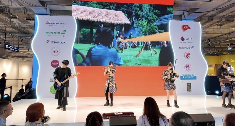 觀光署在曼谷舉行的台灣旅展邀請樂團表演，吸引購物民眾駐足觀賞