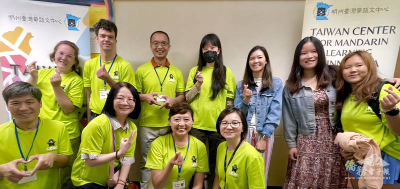 明州臺灣華語文中心主任方沛文（前左3）和教職員、志工合照