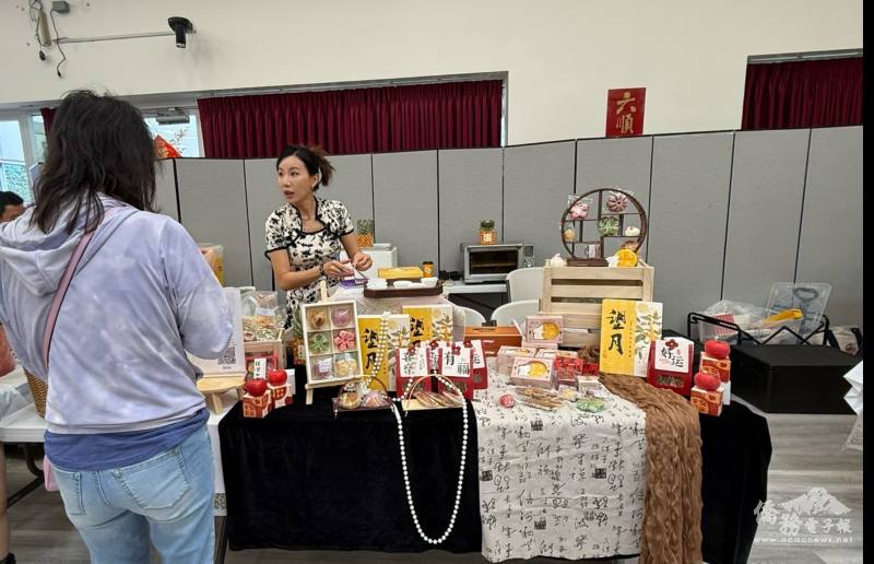 i僑卡特約商店攤位廣受僑胞們的喜愛