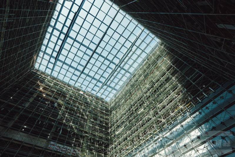 挑高達30米的中庭天窗設計引入充沛的自然光線，也營造出宏偉、開闊的建築氣勢