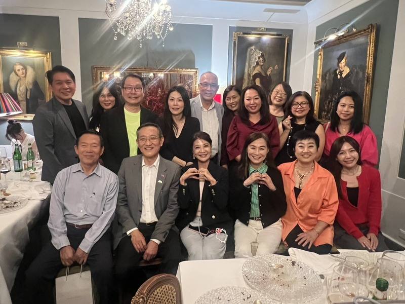 駐義代表蔡允中（前排左2）安排來訪的立委團與旅義重要台僑餐敘，交流增進台義關係的各種資訊