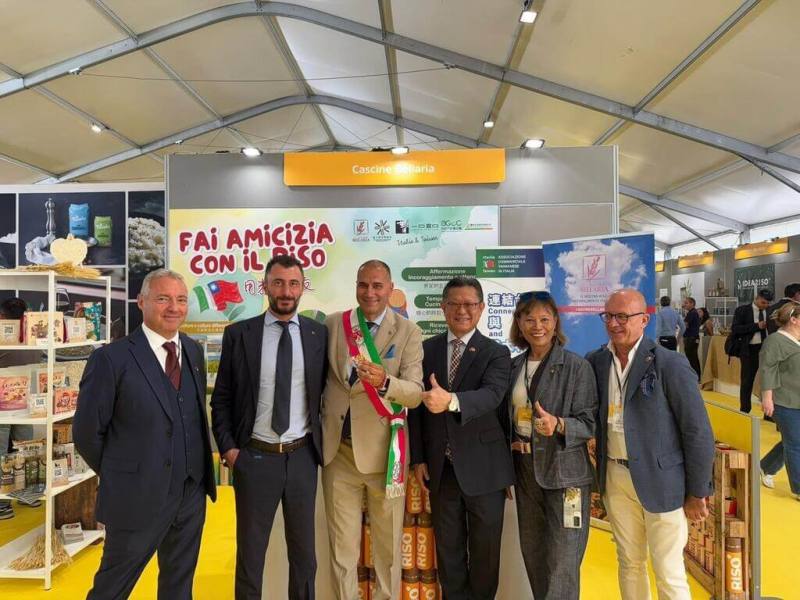 駐米蘭辦事處處長林讚南（右3）、義大利眾議員波佐洛（左2）、義大利台灣商會會長張聆音（右2）與義大利在地米商品牌Cascina Bellaria於台灣展區合影。（駐米蘭辦事處提供）