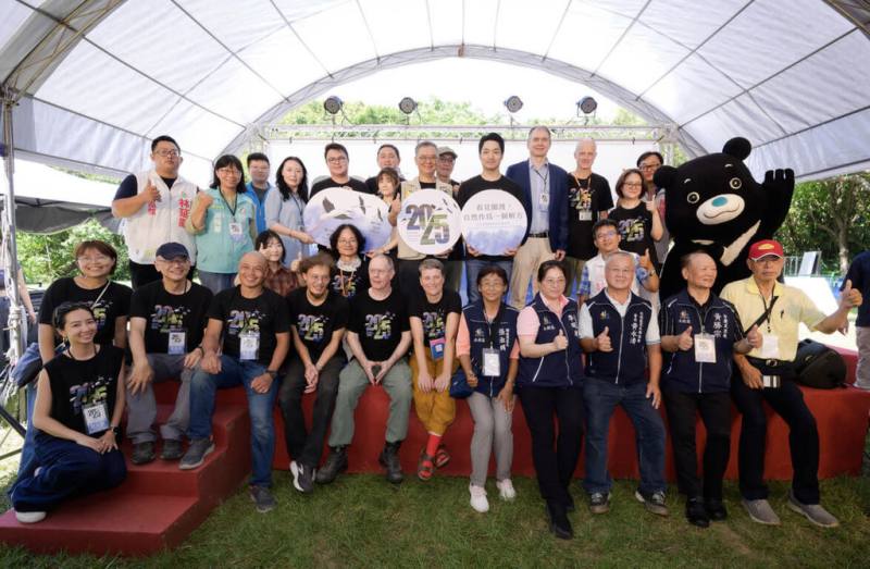 台北市動保處產業保育組說，「2025關渡國際自然藝術季」14日開幕，計有多國及在地藝術家、學生的作品展，以及濕地導覽、小劇場等活動登場，展期至12月底。（台北市動保處提供）