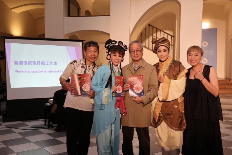 文化部長李遠（中）特地在臺灣傳統歌仔戲工作坊開始前探班，期盼透過專業演員的介紹與生動示範，帶領觀眾深入了解臺灣歌仔戲藝術