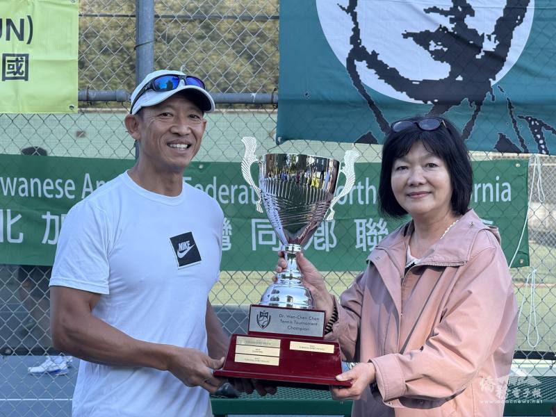 黃桂華(右)表示，一年一度的文成盃網球比賽是聯合會重要活動，除了紀念陳文成博士，也藉此讓臺僑們有一起藉友誼賽之性質交誼、運動、同樂，展現臺美人運動家精神(圖為黃桂華為第一名隊伍頒獎)