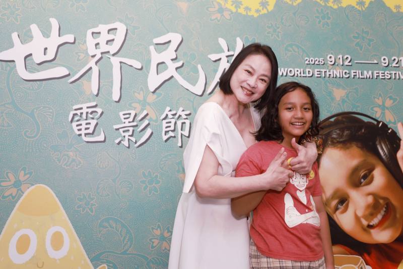 「2025世界民族電影節」宣傳大使陸小芬（左）與新銳導演陳聖元（Martin Rustandi）最新力作《新來的小朋友》（Tuned In）主角Zane合影