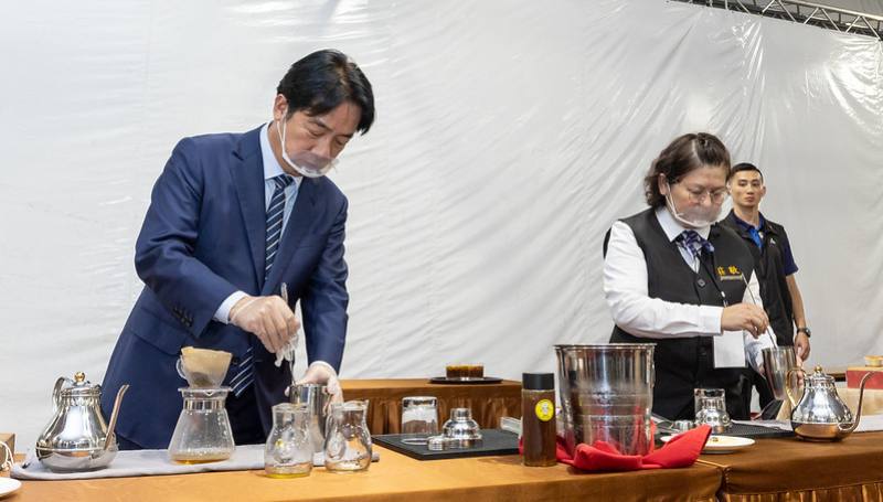 總統至茶點區參觀，也親自體驗製作酸柑茶