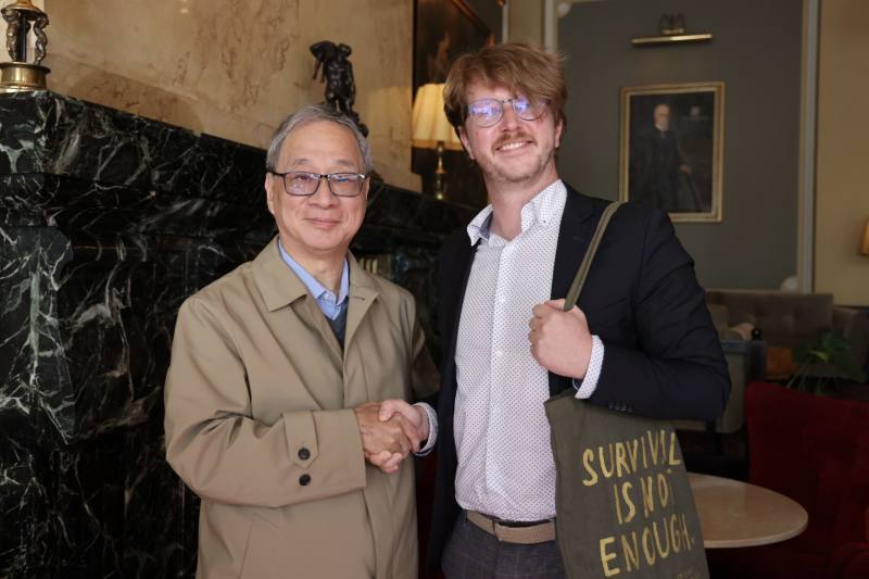 文化部長李遠（左）與中歐最大人權影展「One World國際人權影展」節目總監波什圖爾卡（Tomáš Poštulka，右）會晤，雙方皆期待展開更多人權電影的交流與合作