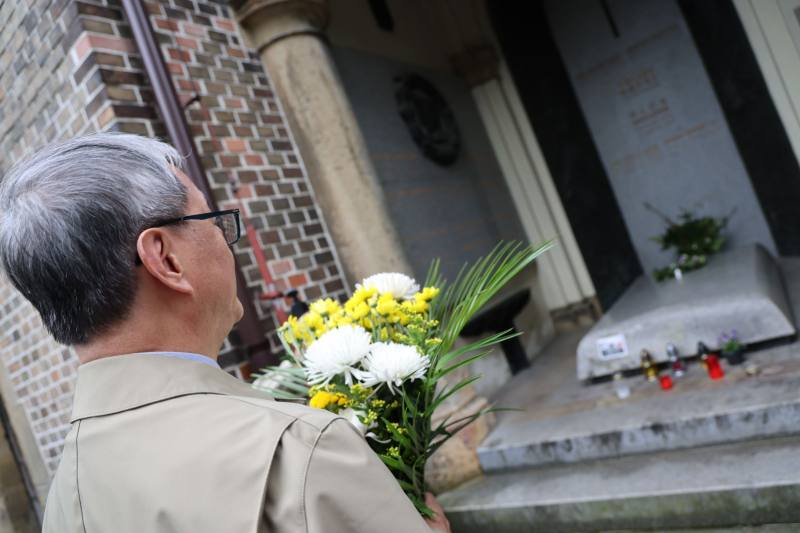 文化部長李遠前往捷克前總統哈維爾（Václav Havel）墓前獻花致意，並感念作為劇作家的哈維爾，一生對自由、民主及人權的堅持