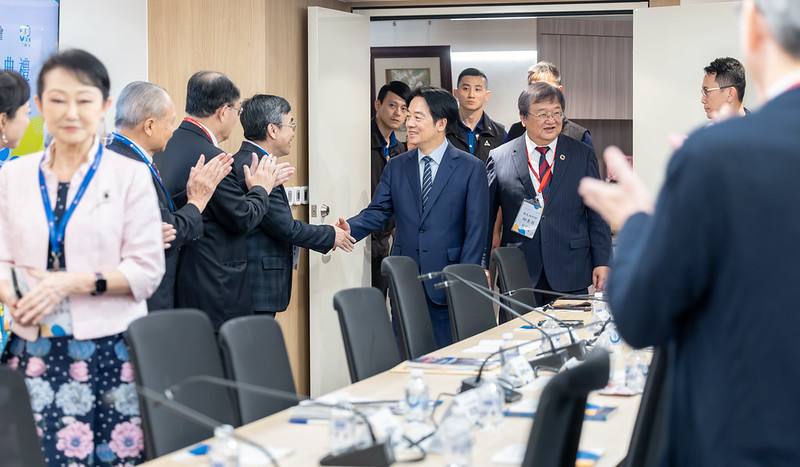 總統出席「台北市醫師公會新會館啟用典禮暨八十週年慶公益藝術展」