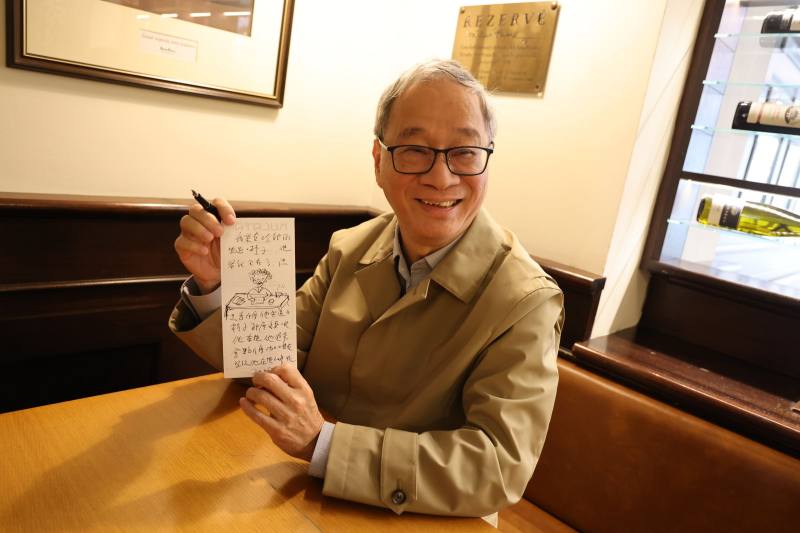 文化部長李遠坐在捷克前總統哈維爾（Václav Havel）經常造訪的餐廳位置時頗有感觸，隨手寫下文字