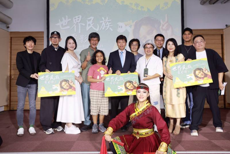 「2025世界民族電影節」開幕，文化部主秘林宏義（左5）、國家電影及視聽文化中心董事長褚明仁（右5）、宣傳大使陸小芬等合影