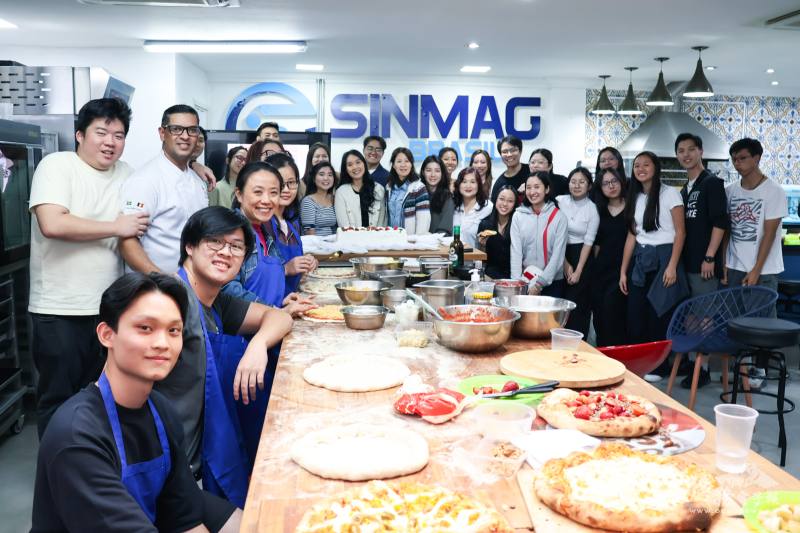 嘉賓與青協會員合影