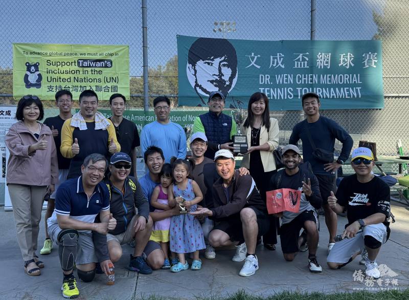 莊雅淑(右2後排)為比賽第二名隊伍頒獎，並讚揚聯合會多年來舉辦這項傳承自由民主精神的活動深具意義。