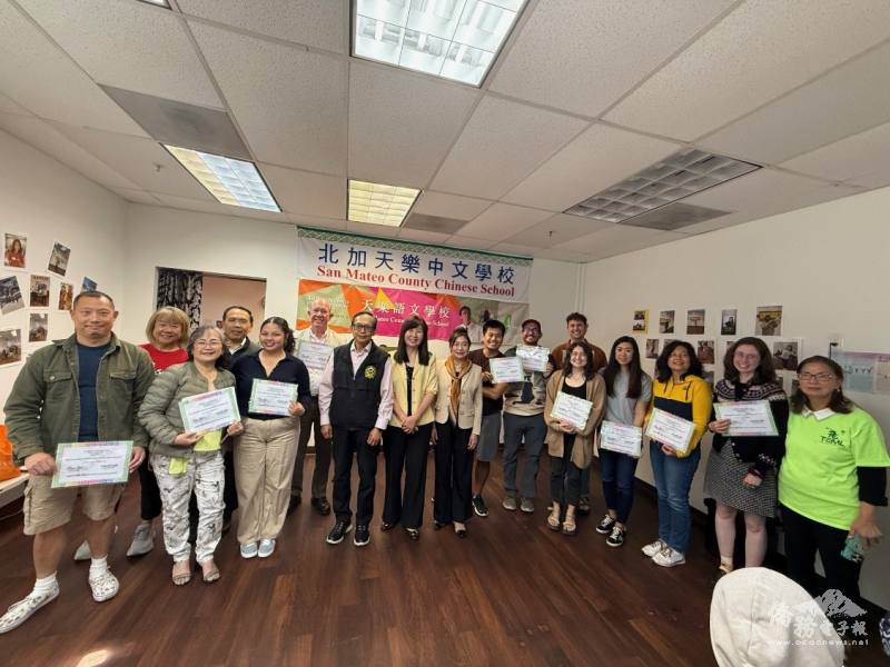 葉雲河、莊雅淑、僑務委員魏德珍與結業TCML學員合影