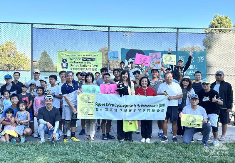 現場臺美人亦手持「UN for Taiwan」橫幅及標示牌，一起為臺灣發聲，呼籲國際社會正視臺灣加入聯合國議題