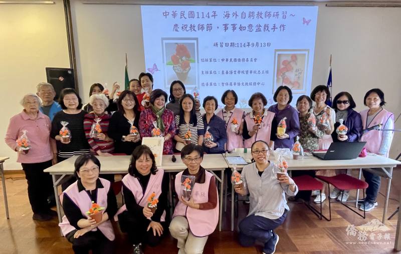 學員們手持完成作品合影