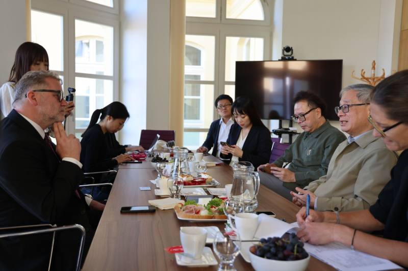 文化部長李遠（右2）參訪捷克國家文學館，與館長史戴力克（Michal Stehlík，左1）就國立層級文學館際合作延續及深化、文學典藏推廣策略及科技應用進行交流