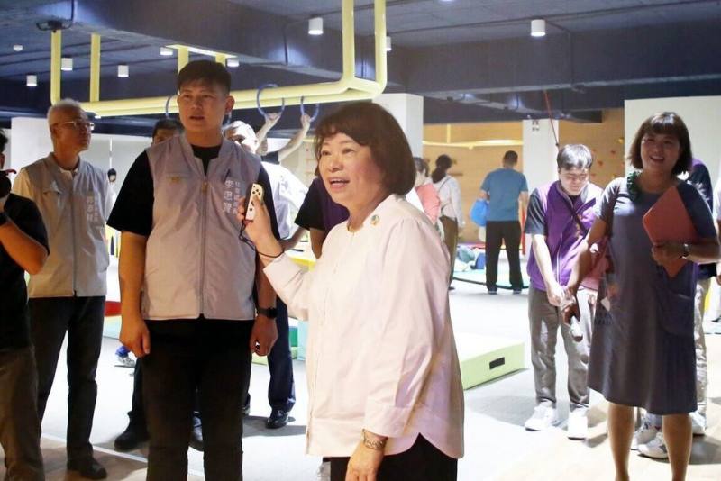 嘉義市兒童福利服務中心整建後啟用，市長黃敏惠（前中）14日到場走訪各遊戲區，並表示，服務中心設施全面升級，功能更多元，期望打造符合現代家庭需求親子空間。（嘉義市政府提供）
