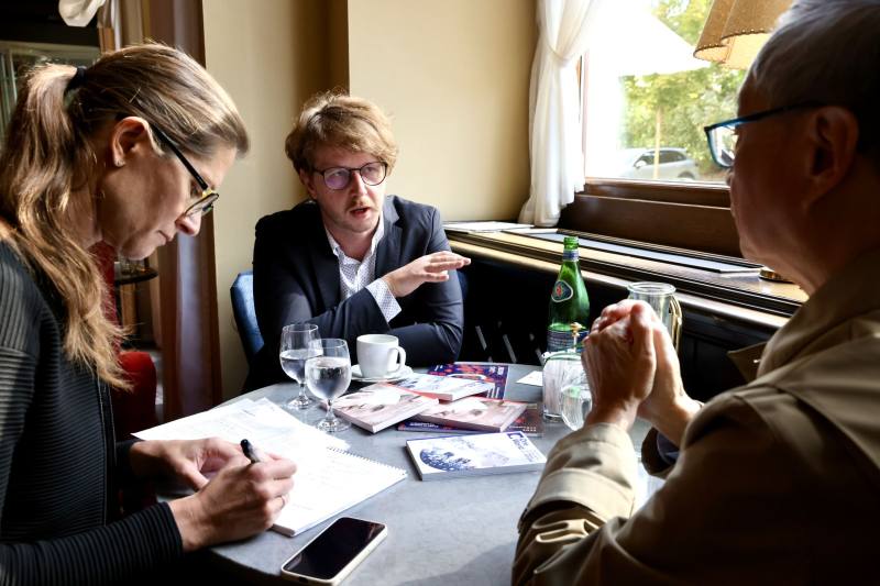 「One World國際人權影展」節目總監波什圖爾卡（Tomáš Poštulka，中）向文化部長李遠（右）說明，期盼以「世界人權電影節網絡（Human Rights Film Network）」的會員角色，邀請臺灣加入目前已有60餘國參與的組織