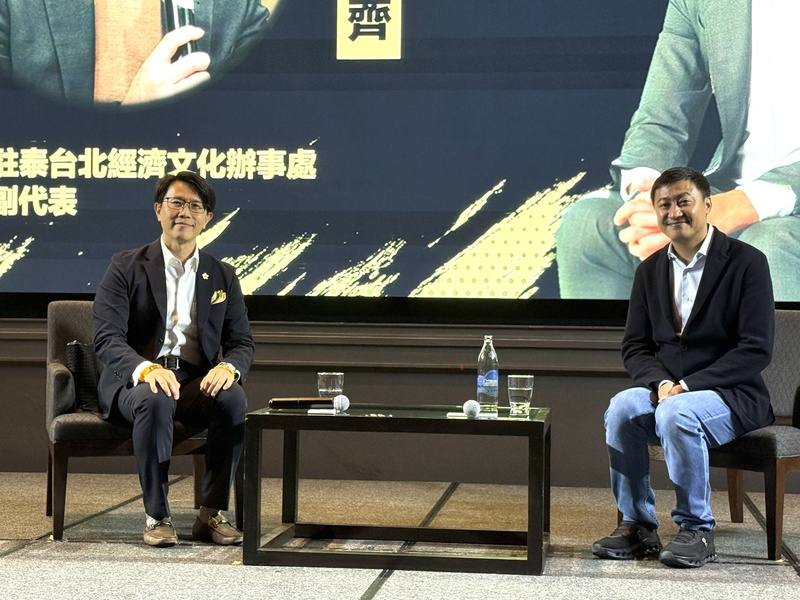 泰國青商會和虎尾科大主辦的跨國青年創業論壇上，由駐泰副代表董思齊（左）擔任主持人，與泰劇「瘋狂獨角獸」原型人物、快遞巨頭Flash創辦人李發順（Komsan Lee，右）進行對談