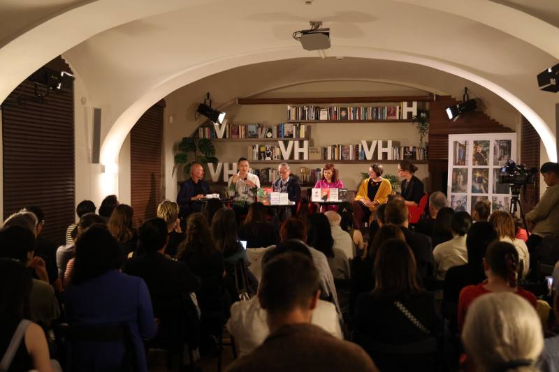 捷克風車出版社於哈維爾圖書館舉辦的「字裡風景：臺灣故事流轉之地」文學座談人潮爆滿，吸引近百名當地讀者、學者與藝文界人士共襄盛舉