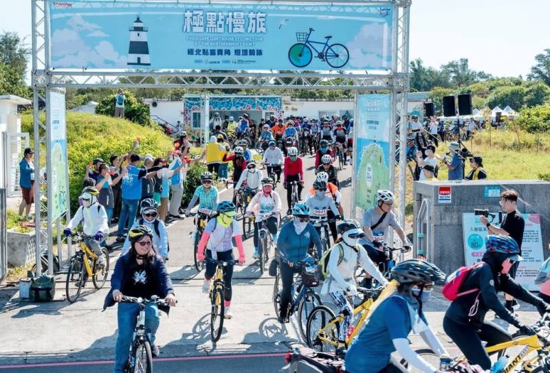 北海岸及觀音山國家風景區管理處13日舉辦「2025極北點富貴角燈塔騎跡」單車慢旅活動，近300名車友共襄盛舉，以單車騎行北海岸22公里，創造慢旅回憶。（北海岸及觀音山國家風景區管理處提供）