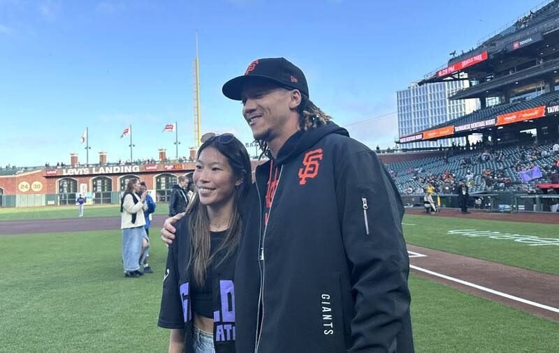 WNBA金州女武神台裔球星陳紫柔（左）故事引起共鳴。圖為陳紫柔5月受邀擔任MLB舊金山巨人隊台灣日開球嘉賓，與巨人隊球員合影，攝於5月1日