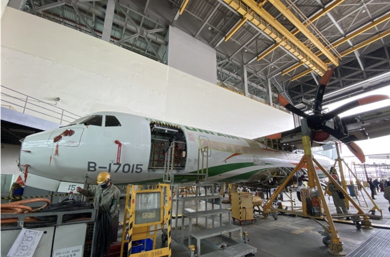 圖為正在進行維修的ATR客機。（中央社檔案照片）