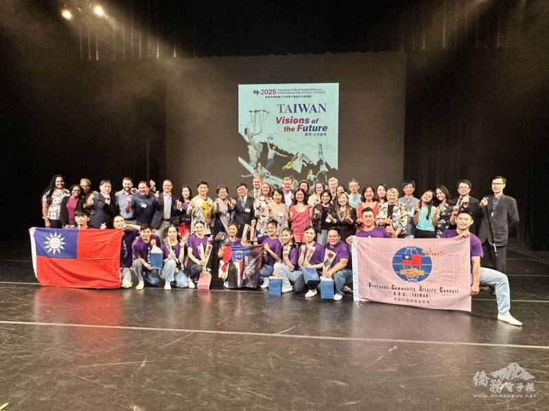 訪團於訪演結束後與主辦單位合影