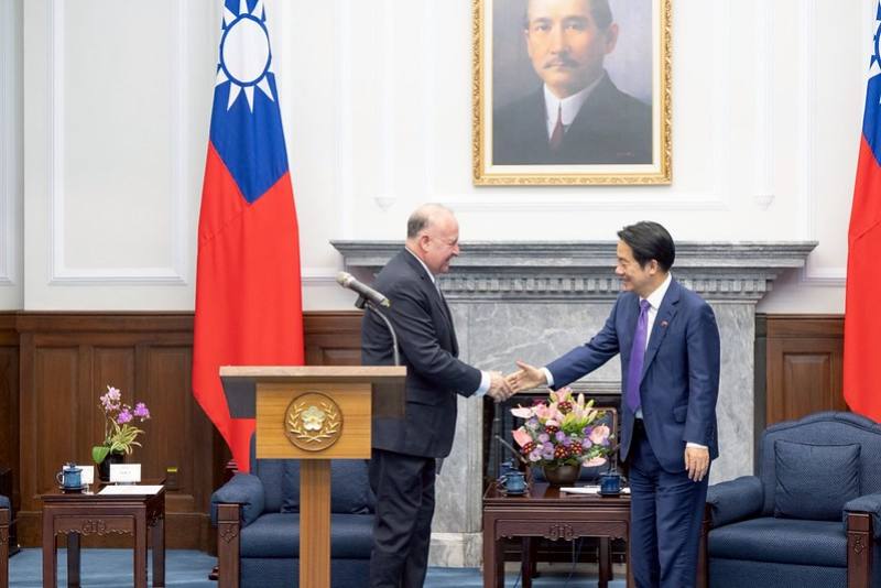 President Lai shakes hands with new Paraguay Ambassador Darío Filártiga Ruiz Díaz.