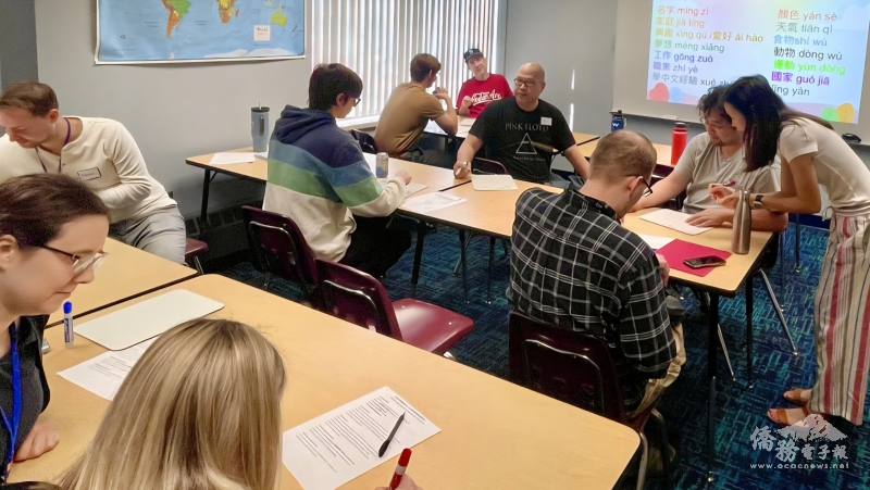 三年級班的學生聚精會神在吳老師（右1）的指導下體驗語言和文化之美