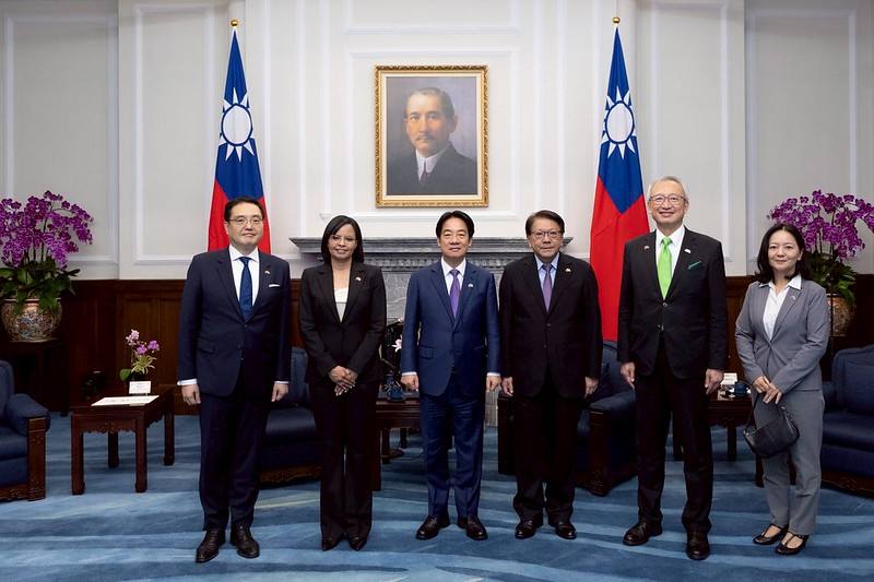 President Lai poses for a photo with Ambassador Extraordinary and Plenipotentiary of Belize to the Republic of China (Taiwan) Katherine Vanessa Meighan.