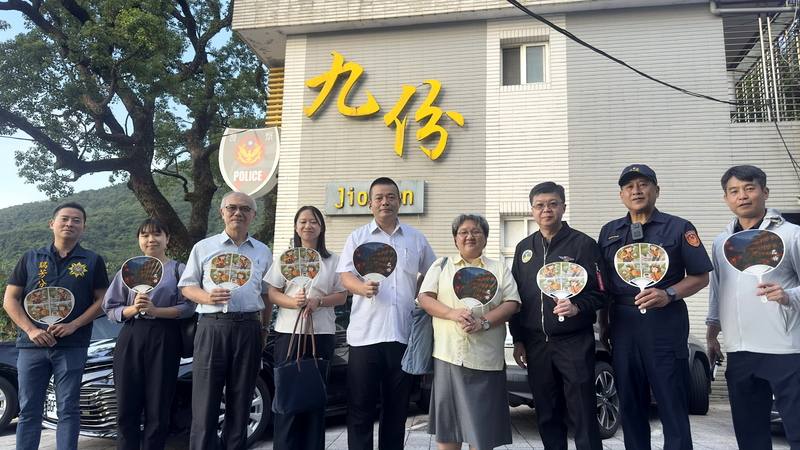 新北市府瑞芳警分局13日表示，日台交流協會領事室室長國金榮江（右4），12日下午實地走訪九份老街，討論旅客安全議題，並與警方、九份商圈發展協會合影。（警方提供）