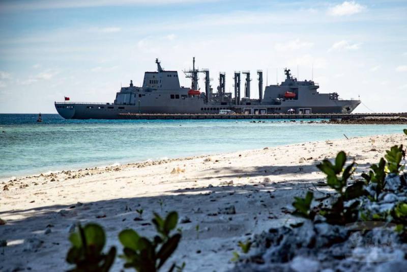 油彈補給艦磐石軍艦停靠南沙太平島。（軍聞社記者王茗生攝）