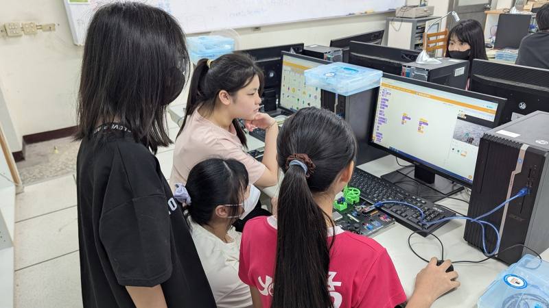 透過同儕合作學習與實作操作，激發學習動機與解決問題的能力