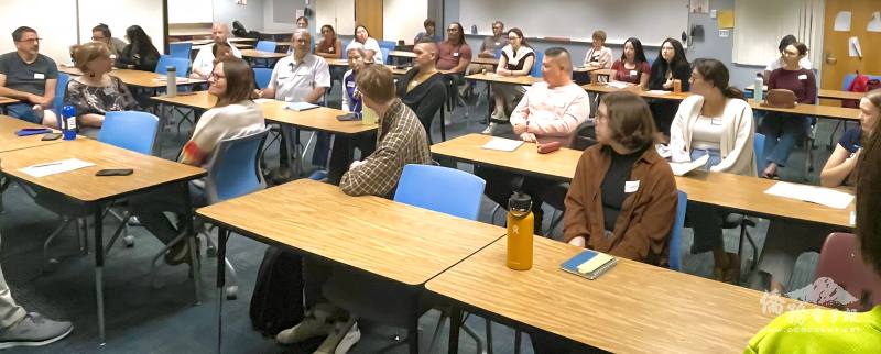 初級班學生齊聚一堂，分享學習語言和文化的經驗