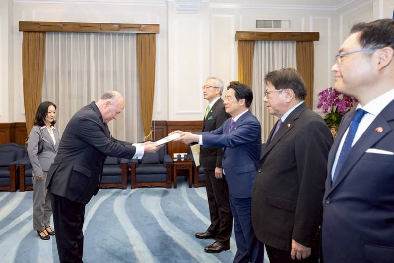 President Lai receives the credentials of new Paraguay Ambassador Darío Filártiga Ruiz Díaz.