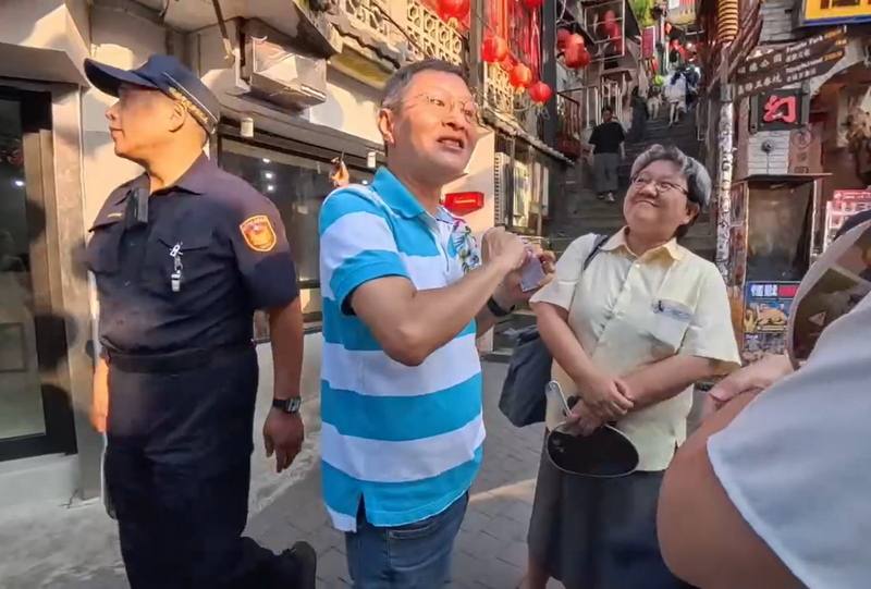 新北市府瑞芳警分局13日表示，日台交流協會領事室室長國金榮江（前右），12日下午實地走訪九份老街，針對外籍旅客安全及觀光治安議題，與九份商圈發展協會執行長許仲琛（前中）交流。（警方提供）