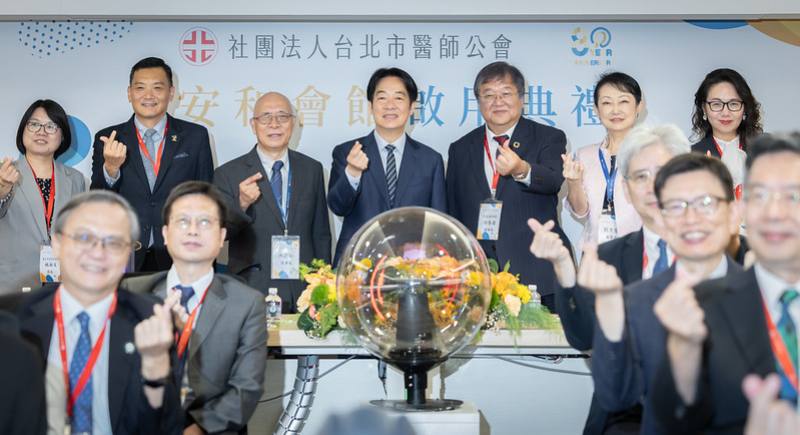 賴清德總統13日午間出席「台北市醫師公會新會館啟用典禮暨八十週年慶公益藝術展」