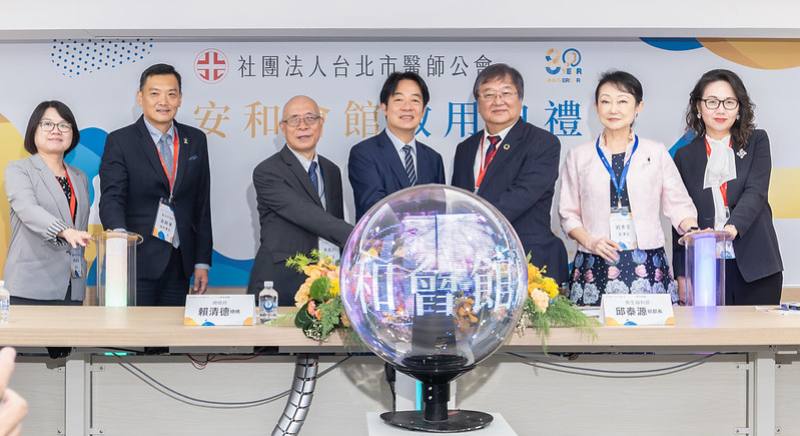 總統和出席人員合影