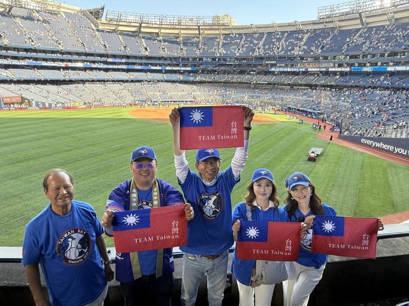 Taipei Economic and Cultural Office in Toronto Director-General Liang Yi-peng (center) and members of the Taiwan Merchant Association of Toronto celebrate the Toronto Blue Jays' first "Taiwan Day" at the Rogers Center. CNA photo Sept. 15, 2025