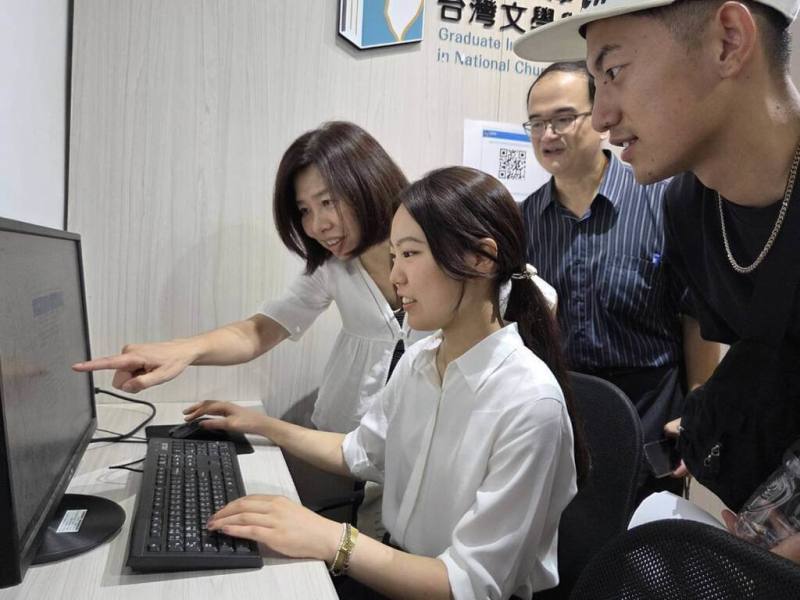 中正大學台灣文學與創意應用研究所研發出一款創新的「宮台羽」台日語AI學伴，日前助日本外籍生跨越語言門檻學台語。（中正大學提供）