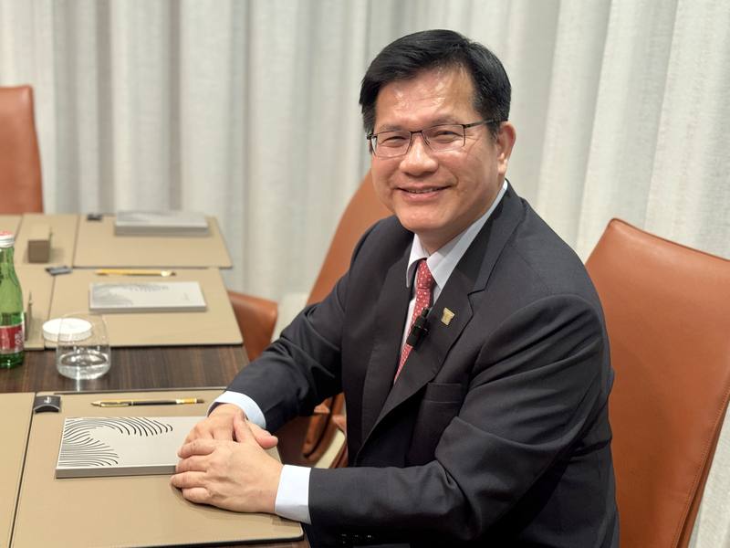 故宮珍貴文物赴捷克展出，外交部長林佳龍接受中央社專訪時表示，台灣能以文化與世界交朋友，故宮的文物收藏在台灣，為全人類保留重要的中華文化資產，「台灣是中華文化最得到保存與發揚之地。」