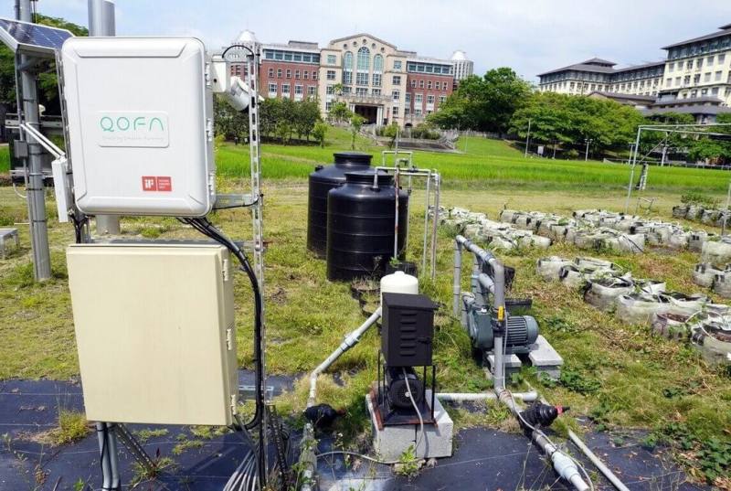 台灣逾9成中草藥仰賴進口，嘉義大學中草藥產業創新應用研發團隊開發多項具市場潛力產品，並協助中草藥產業轉型。圖為嘉大建置示範農場，導入低碳栽培與智慧農業技術。（嘉大提供）