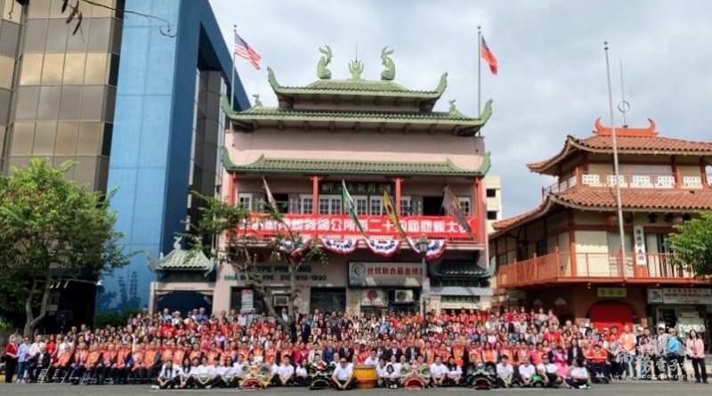 美洲龍岡親義總公所第24屆懇親代表大會，於羅省龍岡親義公所前合影留念