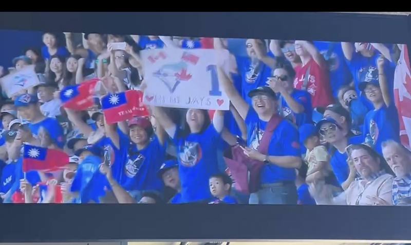 比賽過程中，藍鳥隊主場大螢幕抓到台僑高舉國旗毛巾和看板歡呼的畫面。