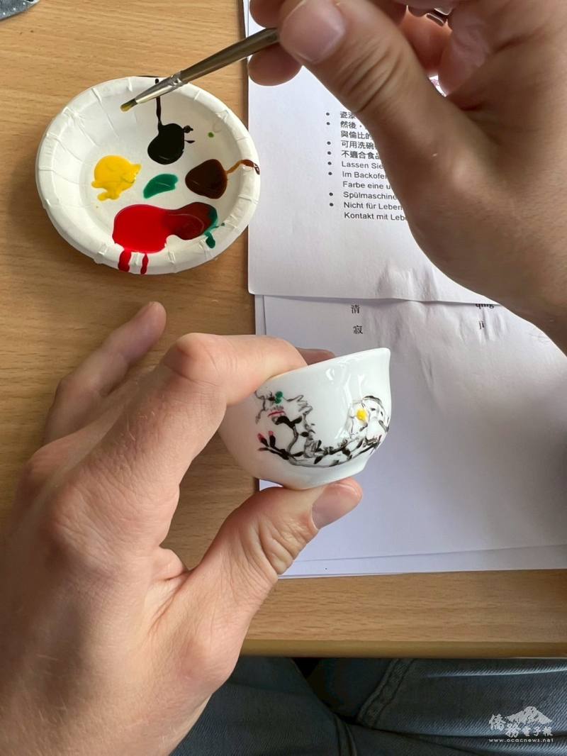 茶具裝飾中常見的「四君子」梅、蘭、竹、菊，與茶道精神相契合，使品茶過程更具文化意涵