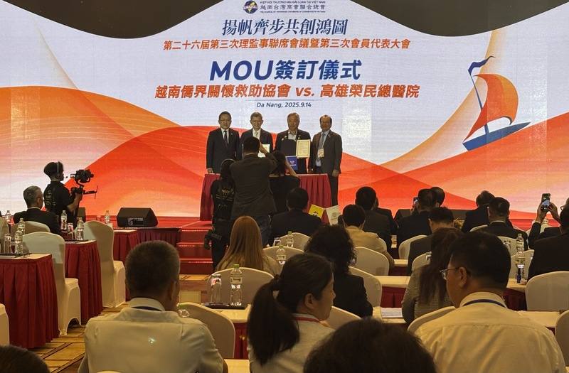 越總大會14日與屏東基督教醫院、高雄榮民總醫院簽訂合作備忘錄，促進台灣醫院進駐越南或與當地醫院交流，協助提升效能，讓旅越台灣人與當地人都能有更好的醫療照護。