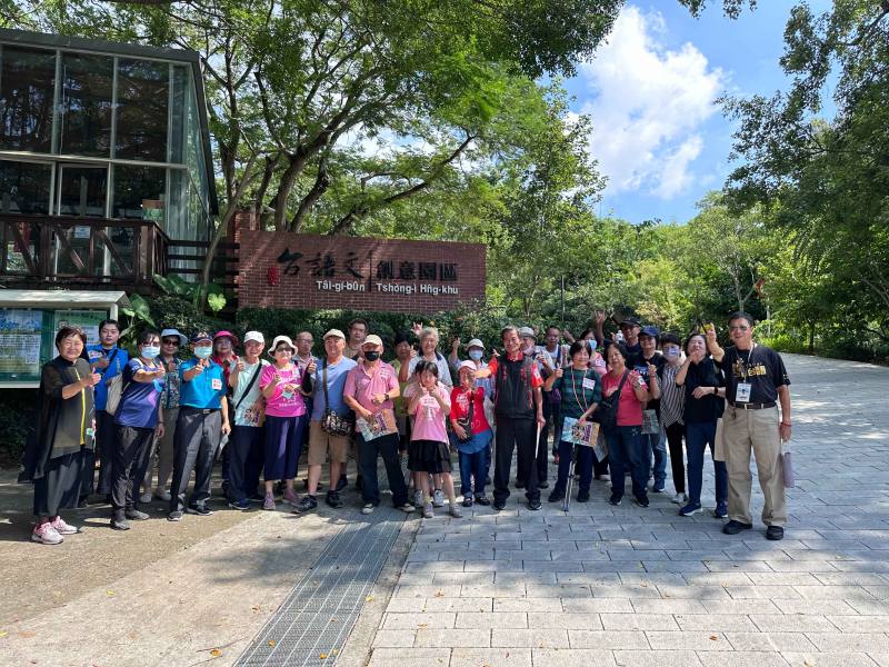 台語手語人權體驗營第3梯次參訪彰化台語文創意園區，與園區創辦人周清玉董事長（前排左一）合影。